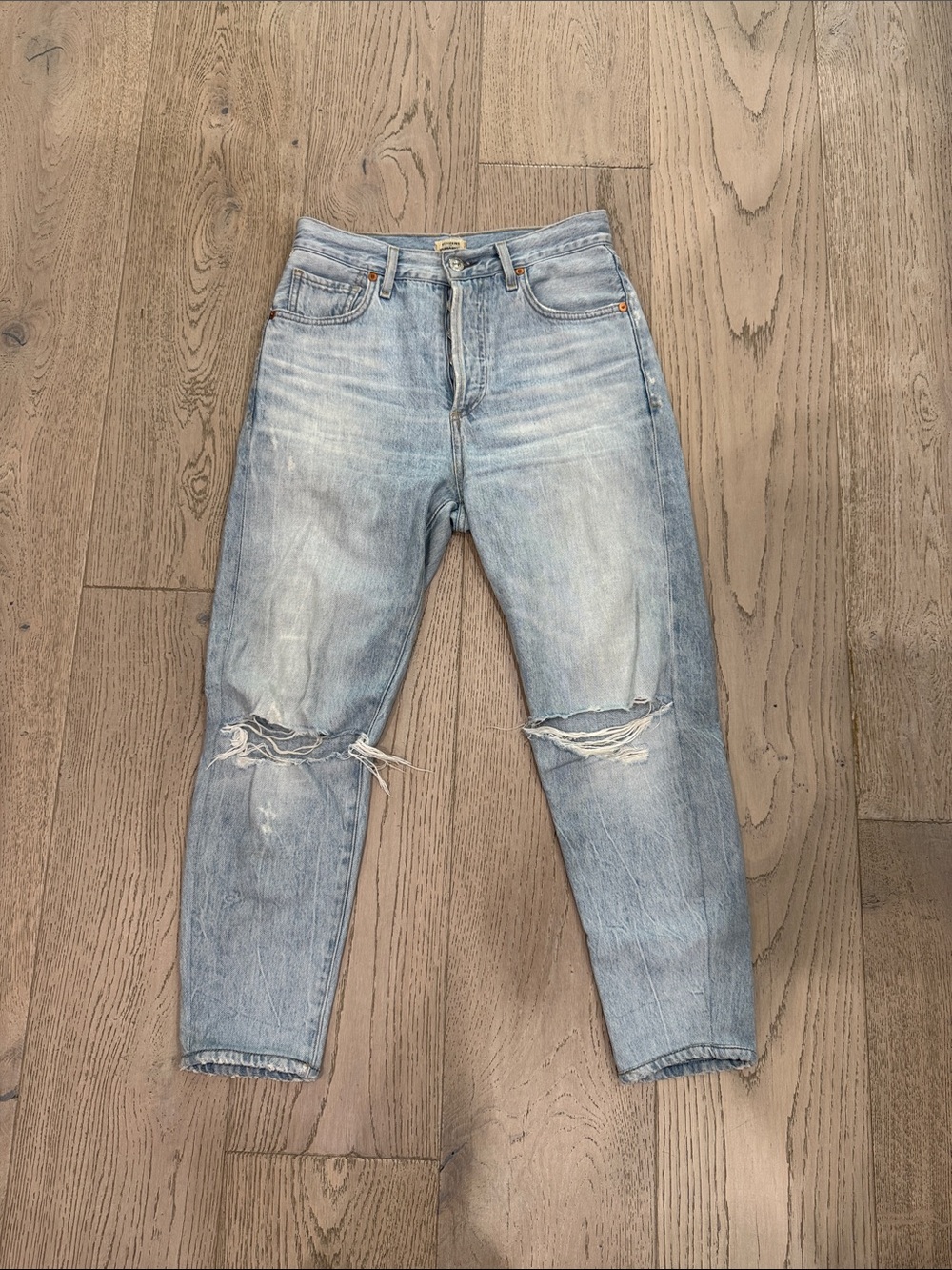 Light Wash Distressed Knee Rip Jeans